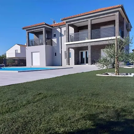 Ela With Heated Pool Comfortable וילה זאדאר