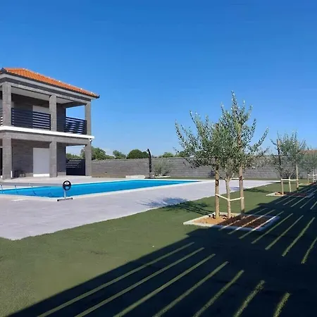 Ela With Heated Pool Comfortable וילה *
