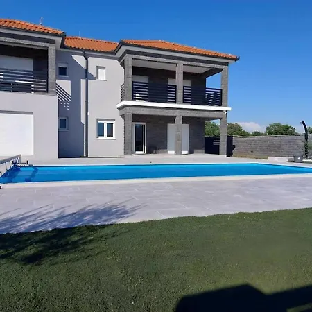 Ela With Heated Pool Comfortable זאדאר