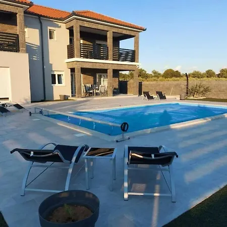 Ela With Heated Pool Comfortable וילה